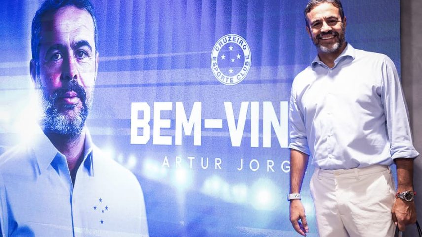 Artur Jorge realiza apresentação ao vivo no Cruzeiro