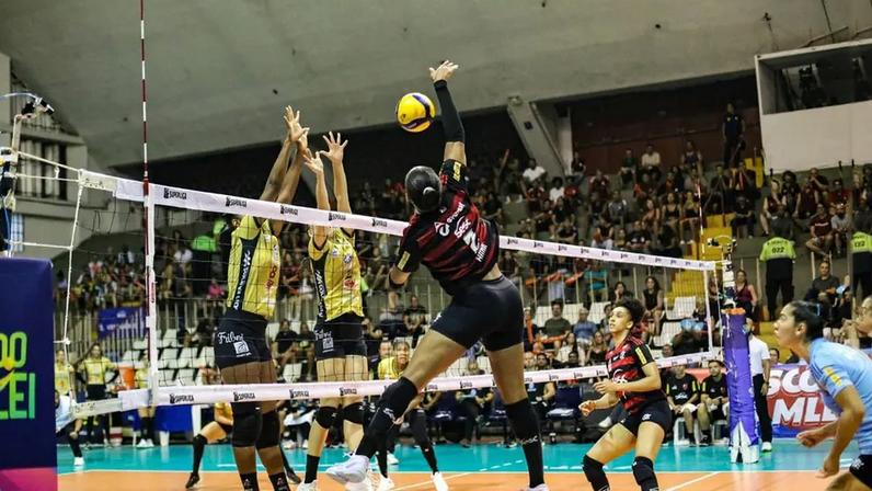 Sesc RJ Flamengo e Mackenzie voltaram a se enfrentar nas quartas de final da Superliga Feminina (Foto: Julliana Nascimento / CRF)