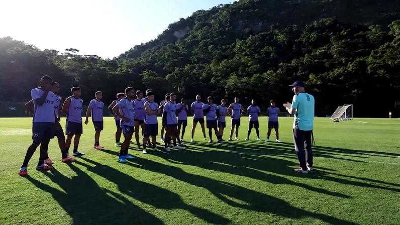Botafogo inicia preparação para jogo atrasado com Bellão interino