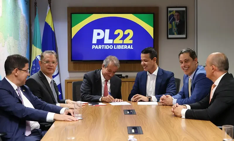 Presidente do PL, Valdemar Costa Neto, e outros parlamentares durante ato de filiação ao partido em Brasília. (Foto: Beto Barata/PL)