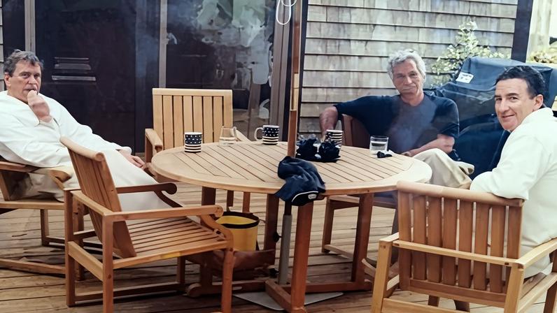 Andrew e Peter Mandelson fotografados em roupões com Jeffrey Epstein