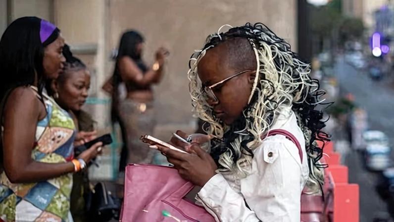 Ação urgente para conter aumento da violência digital na África, especialistas