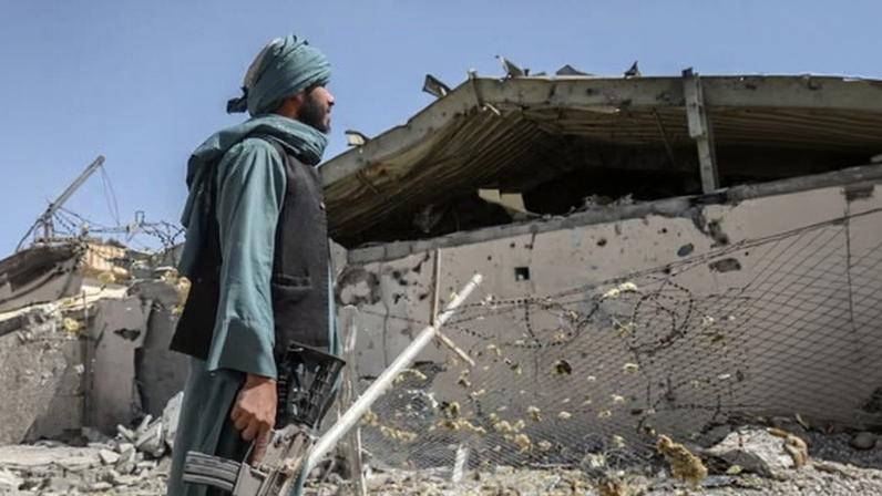 Paquistão ataca esconderijos de militantes no Afeganistão em meio ao conflito