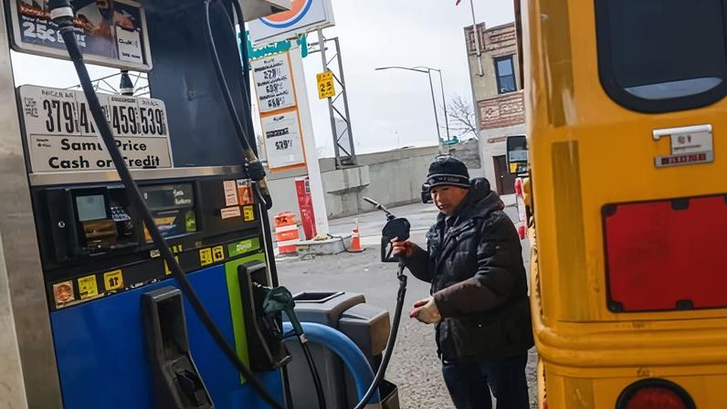 Americanos enfrentam aumento de custos diários com a guerra no Irã