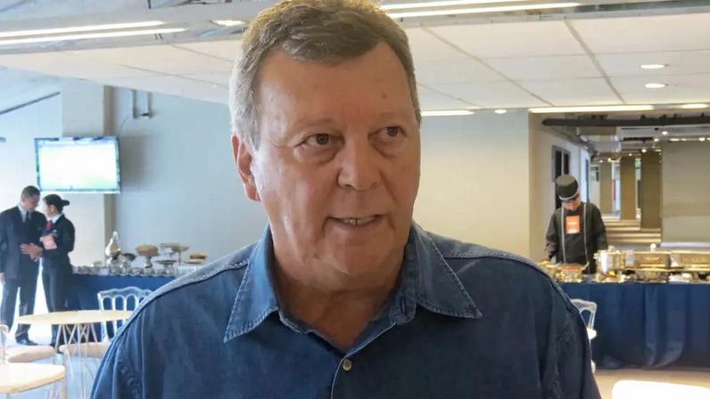 Raul Plassmann com o escudo do Cruzeiro: o arqueiro quebrou as regras da época ao vestir uniformes coloridos e se tornou o grande ídolo defensivo da geração de ouro mineira. (Foto: Thiago Fernandes/LANCE!Press)