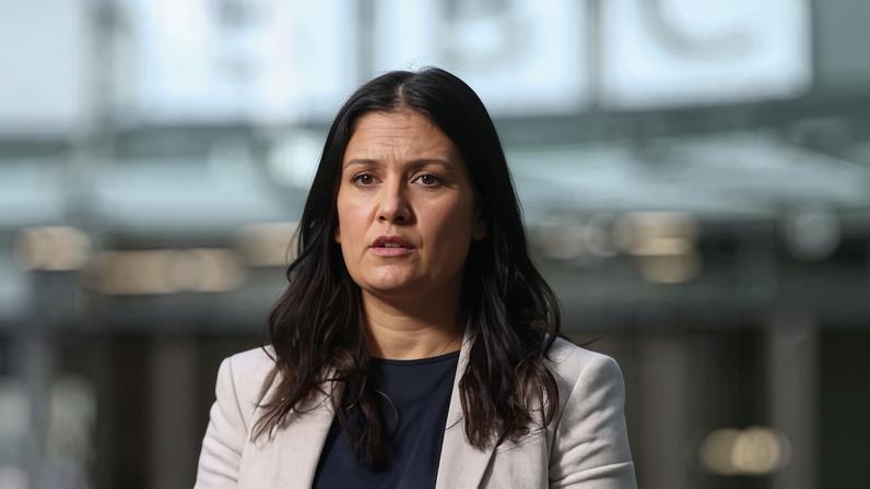 Lisa Nandy promete dar carta permanente à BBC para evitar interferência política