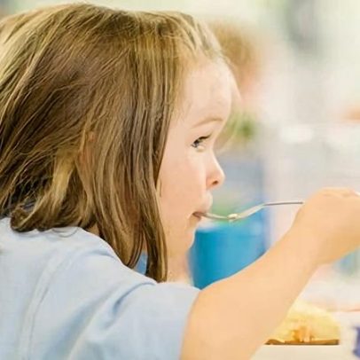 Escolas na Inglaterra devem oferecer alimentação saudável aos alunos, evitando comida pouco saudável