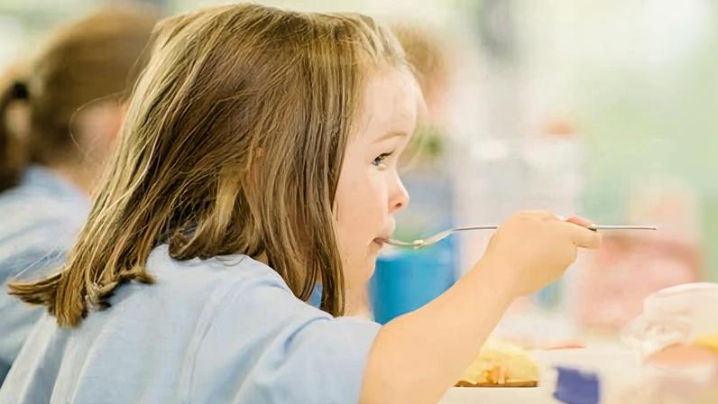 Escolas na Inglaterra devem oferecer alimentação saudável aos alunos, evitando comida pouco saudável