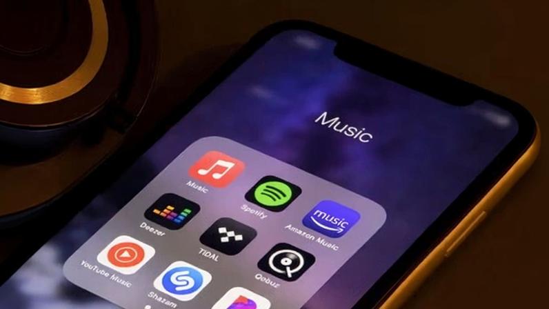 HOMEM NOS EUA CONFESSA CULPA EM FRAUDE A STREAMING DE MÚSICA USANDO IA