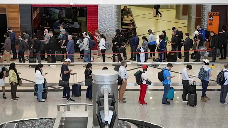 Trump ameaça enviar agentes do ICE a aeroportos dos EUA sem acordo com DHS