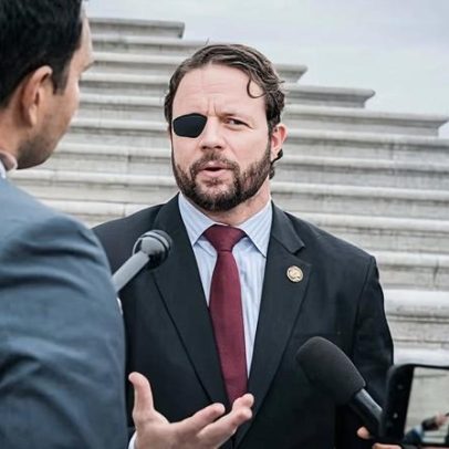 Eleitores punem centristas; candidatos alinhados a Trump sobem nas primárias