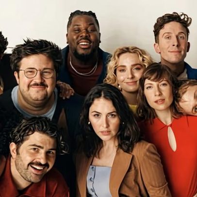 Tina Fey, Jamie Dornan e Riz Ahmed serão os primeiros convidados do SNL no Reino Unido