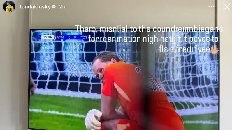 Kinsky agradece apoio dos fãs após ser substituído com 16 minutos em Atlético de Madrid x Tottenham — Foto: Reprodução / tondakinsky