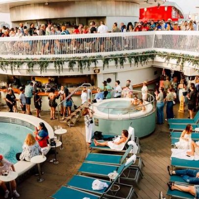 Influenciadores de cruzeiros faturam até US$ 350 mil para romper imagem de idosos em viagens