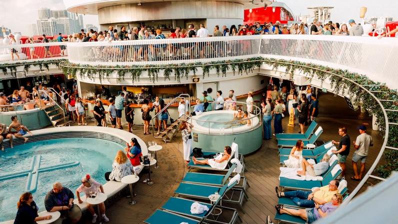 Influenciadores de cruzeiros faturam até US$ 350 mil para romper imagem de idosos em viagens