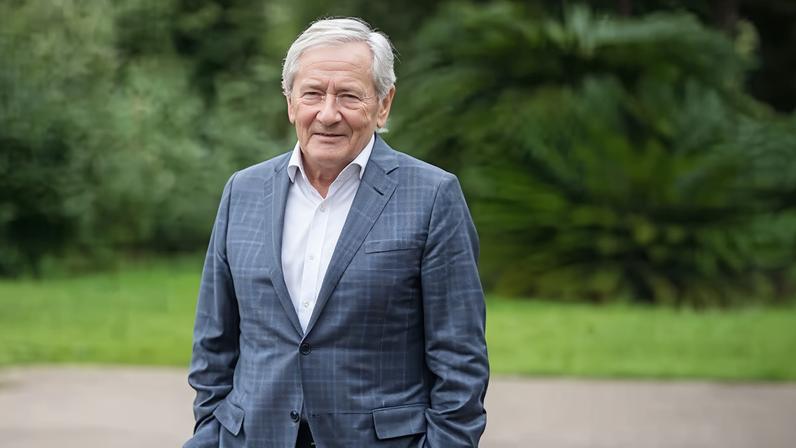 El periodista Fernando Ónega, en el Palacete Albéniz en Barcelona, en 16 de noviembre de 2021.