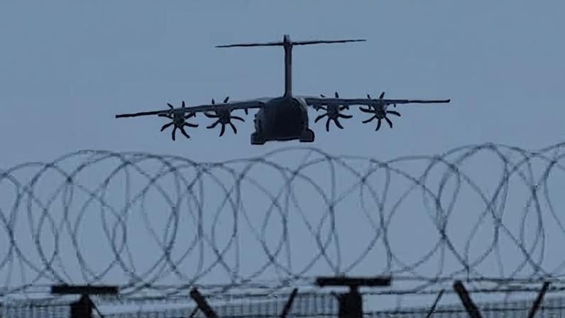 Un avión se prepara para aterrizar en la base británica de Akrotiri, en Chipre, este martes.