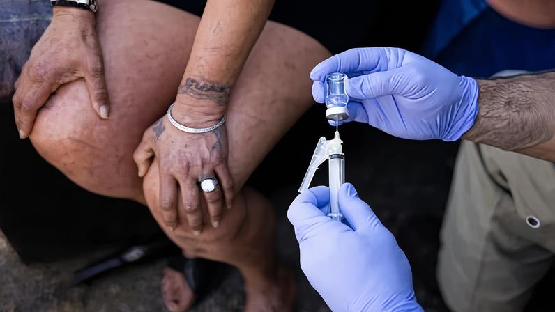 Condado de LA registra queda nas mortes de moradores sem-teto em uma década