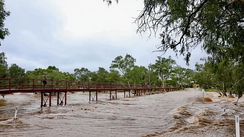 Ex-Ciclone Narelle pode atingir Perth ao cruzar continente