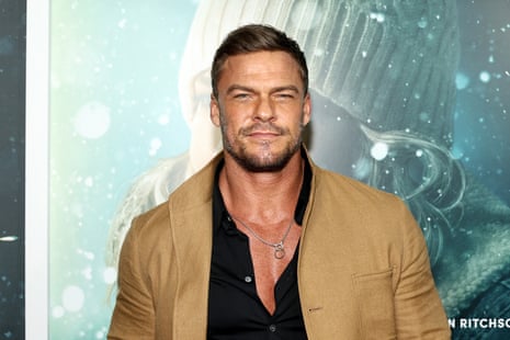 Alan Ritchson filmado supostamente agredindo vizinho na presença dos filhos