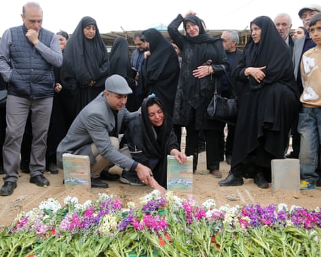 Iranianos buscam manter aparência de vida normal enquanto o conflito se prolonga