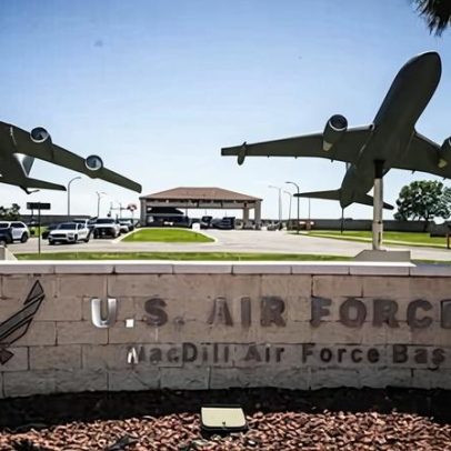 Homem que plantou bomba em base da USAF está foragido após fuga para a China