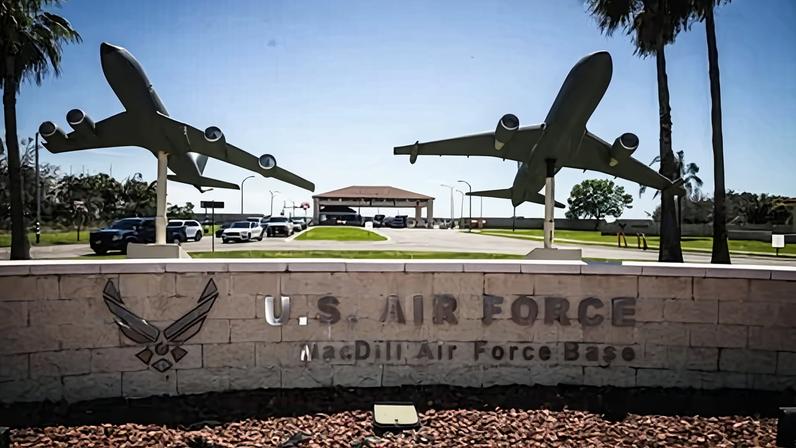 Homem que plantou bomba em base da USAF está foragido após fuga para a China