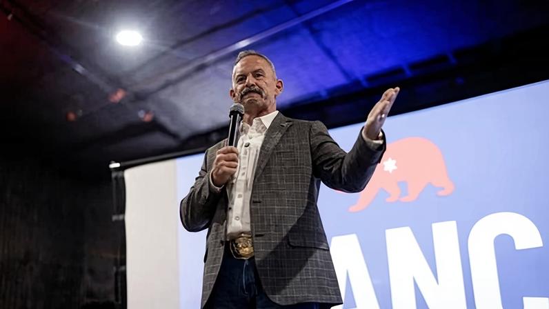 Xerife da Califórnia apreende materiais de votação em desacordo com autoridades