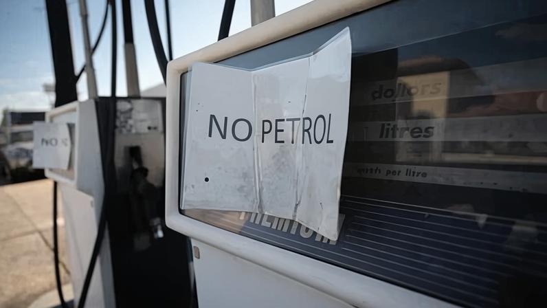 Dezenas de postos australianos ficam sem combustível devido à corrida às compras