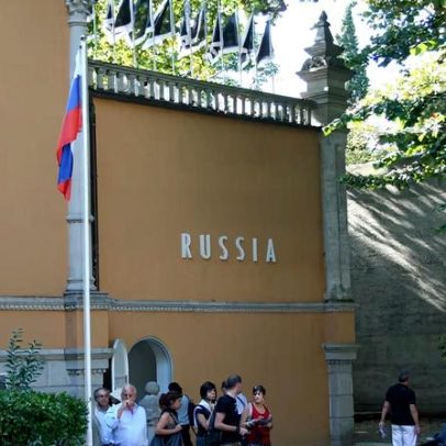 Parlamentares europeus pedem cortar fundos da UE à Bienal de Veneza pela Rússia