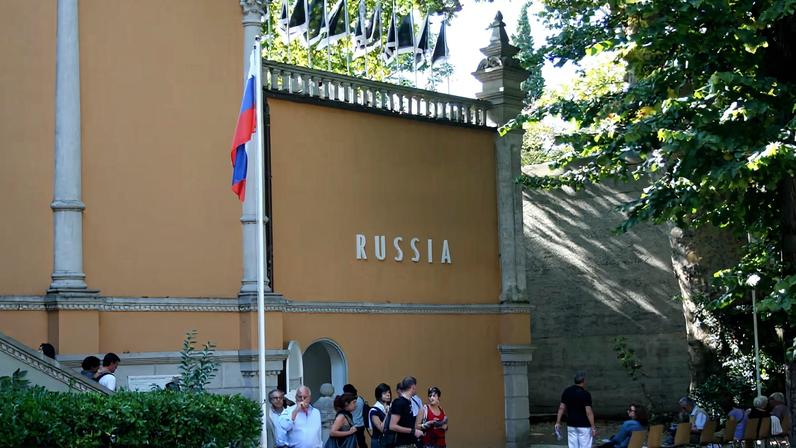 Parlamentares europeus pedem cortar fundos da UE à Bienal de Veneza pela Rússia