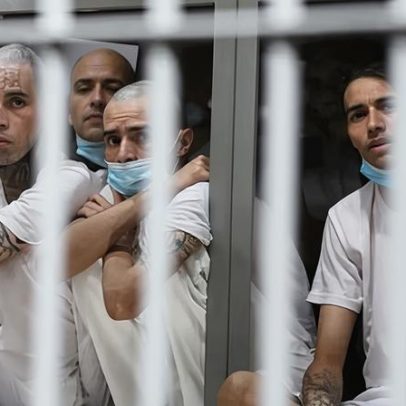 Venezuelanos deportados pelos EUA relatam tortura em mega-prisão de El Salvador