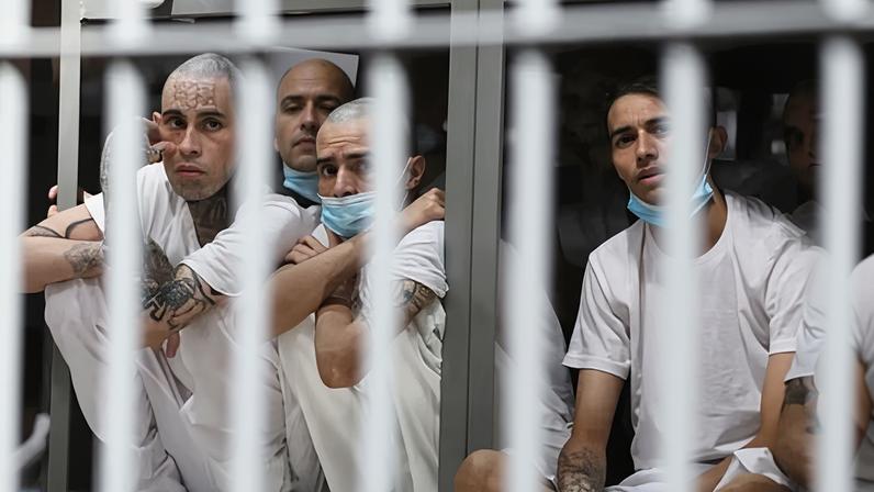 Venezuelanos deportados pelos EUA relatam tortura em mega-prisão de El Salvador