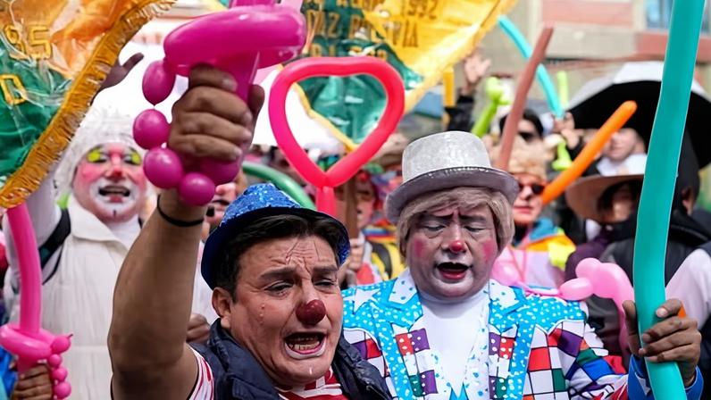 Palhaços bolivianos protestam contra decreto que ameaça seus meios de subsistência