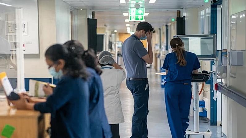 Planos para reduzir equipe internacional da NHS parecem ambiciosos, dizem deputados