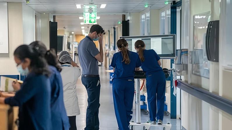 NHS na Inglaterra enfrenta ataques e assédio, aponta pesquisa