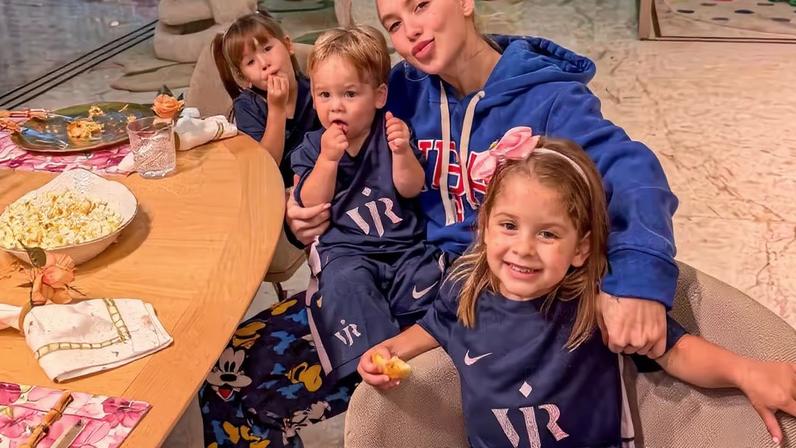 Virginia Fonseca celebra vitória do Real Madrid e mostra filhos com uniforme Vini