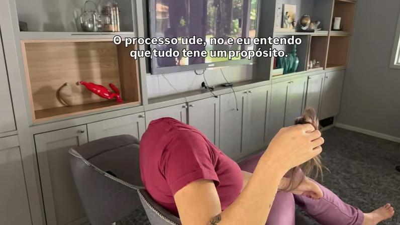 Mãe de Lucas Lucco corta o cabelo após diagnóstico de alopecia