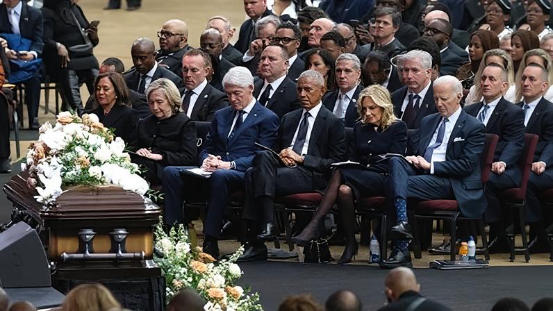 Jesse Jackson é saudado como esperança em memorial com Obama, Clinton e Biden