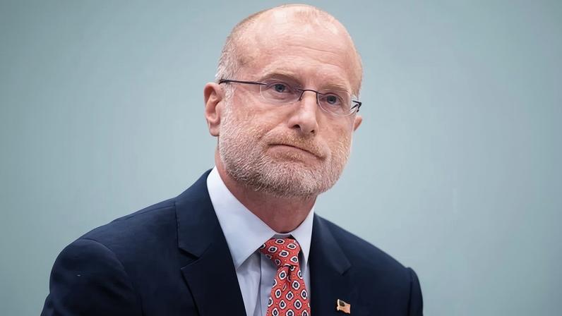 Presidente da FCC ameaça cortar transmissões por boatos sobre guerra com o Irã