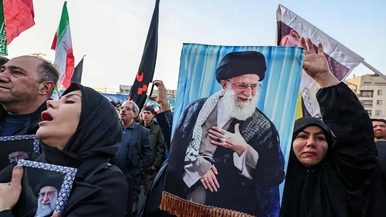 People mourning the death of Ayatollah Ali Khamenei, at a square in Tehran.