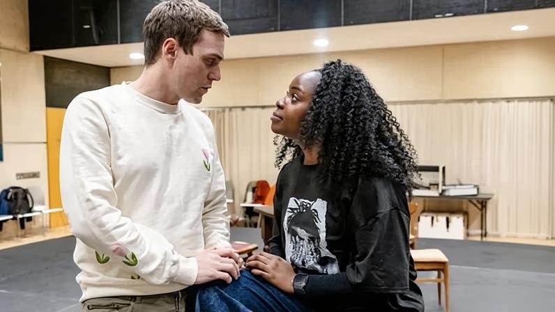 Críticos de teatro na Escócia criticam resenhas londrinas para One Day