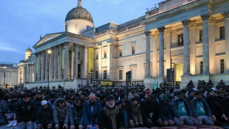 Farage condenado por pedir banimento de oração pública a muçulmanos no Reino Unido