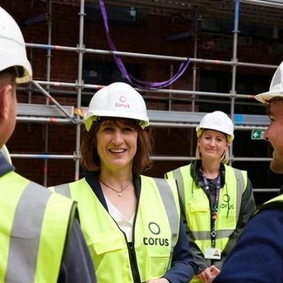 Altos funcionários do conselho na Inglaterra dizem que as obras sofreram atrasos