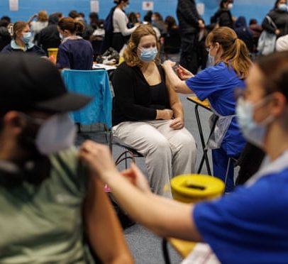 Surto de meningite em Kent leva a aceleração da vacinação de rotina na Inglaterra