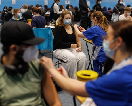 Surto de meningite em Kent leva a aceleração da vacinação de rotina na Inglaterra