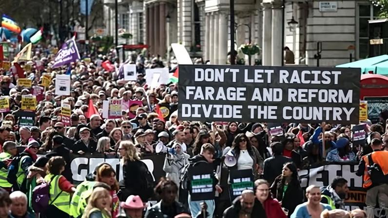 Milhares marcham contra a extrema-direita em Londres, protesto multicultural