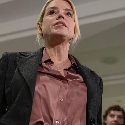 Democratas protestam contra briefing falso sobre Epstein de Pam Bondi