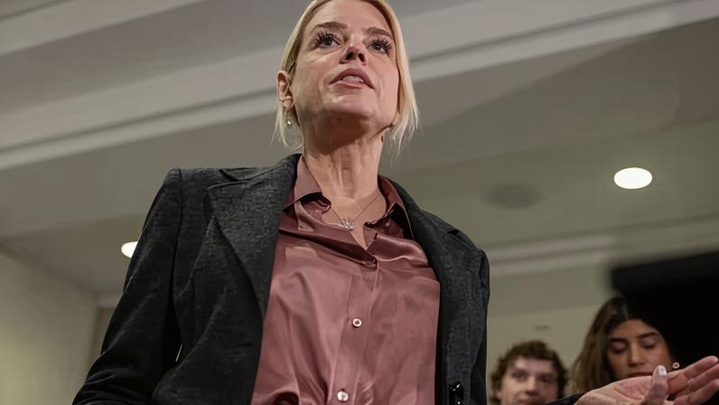 Democratas protestam contra briefing falso sobre Epstein de Pam Bondi