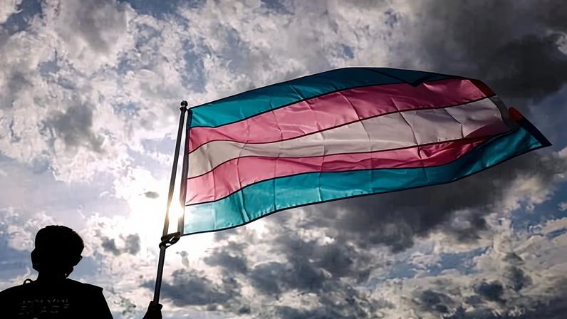 Corte Suprema dos EUA bloqueia privacidade de estudantes trans na Califórnia